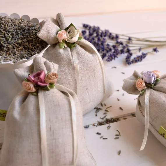 Nguyên liệu tự nhiên và túi vải linen là sự kết hợp hoàn hảo để làm túi thơm