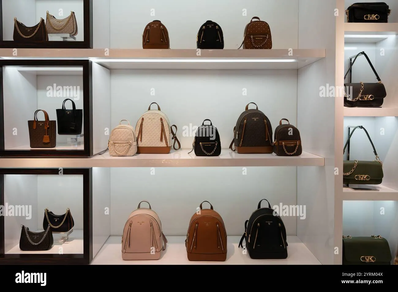 kuala-lumpur-malaysia-november-15-2023-michael-kors-bags-on-display-at-a-store-in-klia-michael-kors-is-a-luxury-american-fashion-brand-known-for-2yrm04x-3 Các mẫu túi Michael Kors đa dạng với nhiều thiết kế lớp lót khác nhau