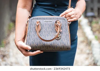leesburg-virginia-usa-september-24-260nw-2369342473 Túi xách Michael Kors chính hãng luôn mang vẻ đẹp sang trọng và đẳng cấp