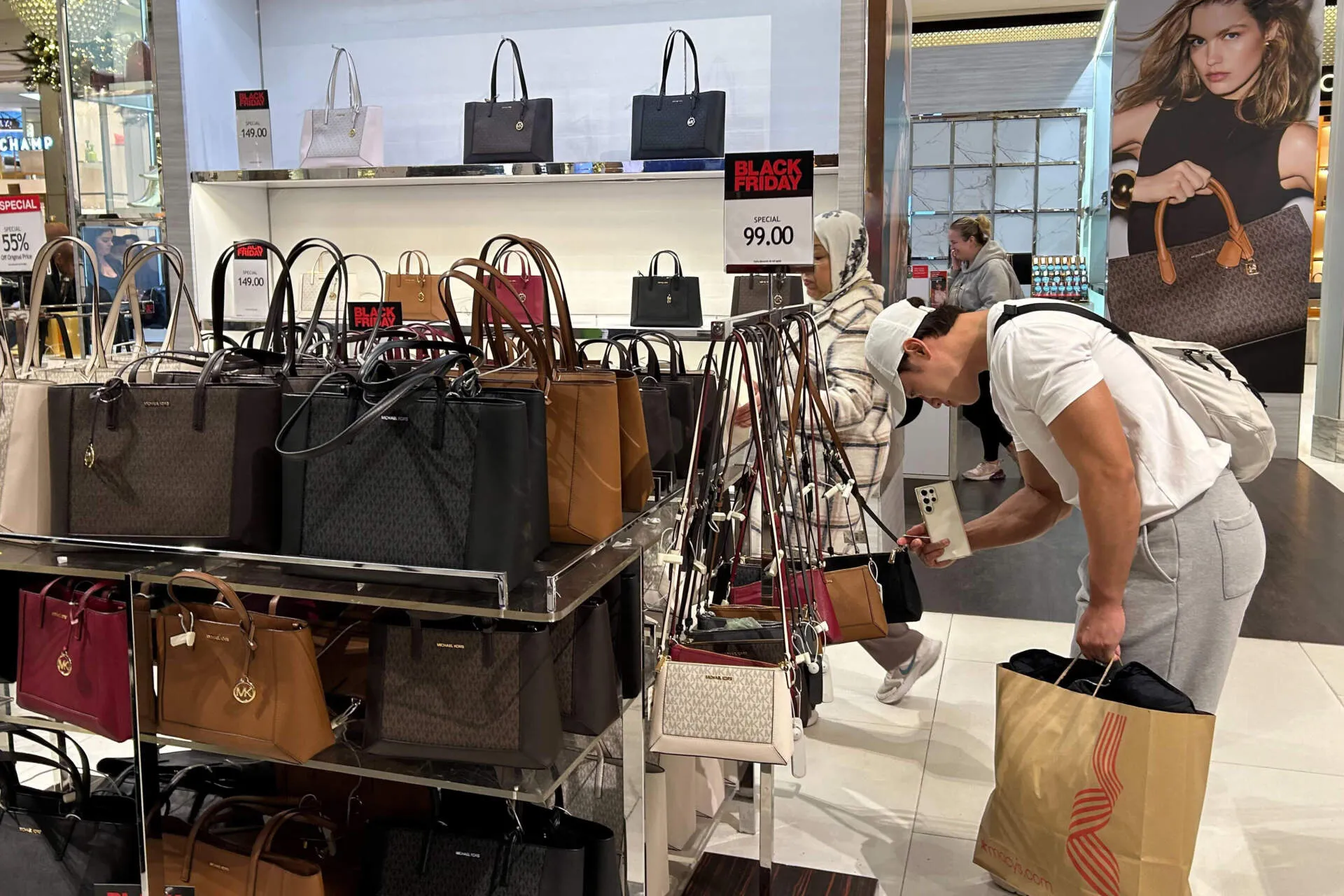 macy-bags-1920x1280-1 Các trung tâm thương mại lớn như Macys là địa chỉ uy tín để săn túi MK giá hời