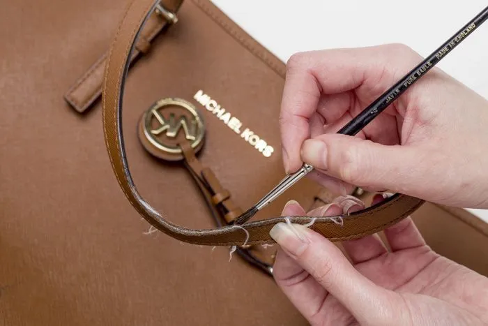 michael-kors-edging-bag-spa-3 Bảo quản khóa túi sạch sẽ giúp đảm bảo cơ chế an toàn hoạt động trơn tru