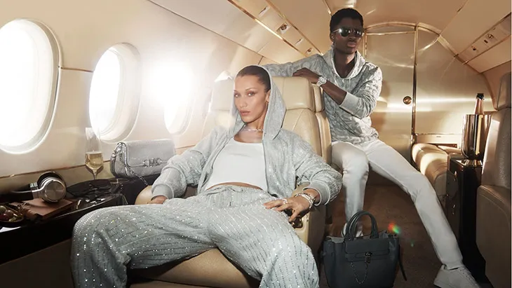michael-kors-holiday-2022-08 Thương hiệu Michael Kors đại diện cho phong cách sống thượng lưu và năng động