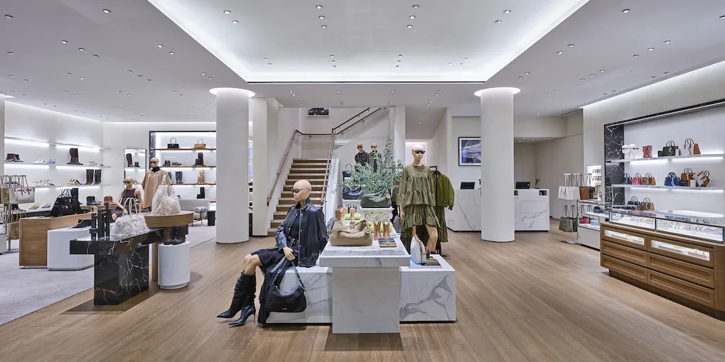 Không gian trưng bày sang trọng tại cửa hàng Michael Kors Mỹ