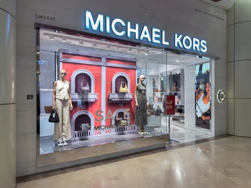 Các cửa hàng Michael Kors tại trung tâm thương mại thường xuyên có chương trình giảm giá sâu theo mùa