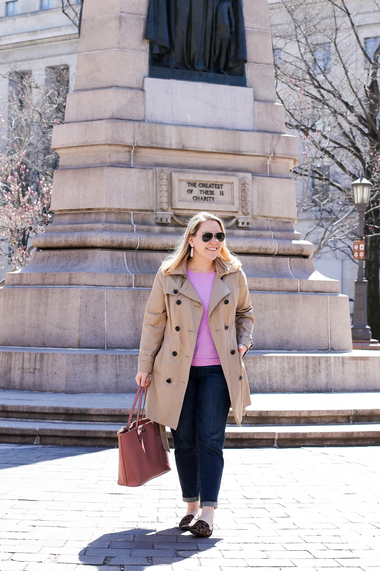 michael-kors-trench-coat-4 Phối đồ linh hoạt với túi xách MK không logo mang lại vẻ ngoài sành điệu và đẳng cấp