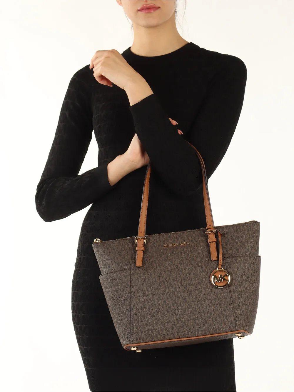 michael-michael-kors-shoulder-bags Túi tote MK là giải pháp thời trang hoàn hảo cho phụ nữ hiện đại cần mang theo laptop mỗi ngày