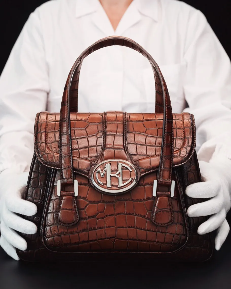 Cận cảnh kỹ thuật dập nổi 3D tinh xảo trên chất liệu da cao cấp của Michael Kors
