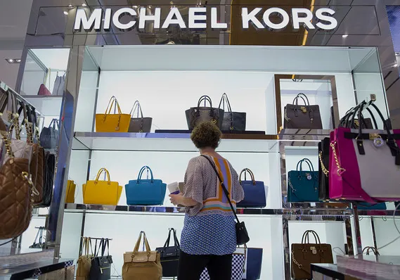 Hiện tượng túi xách Michael Kors bị cắt góc tem giá thường gây thắc mắc cho người tiêu dùng