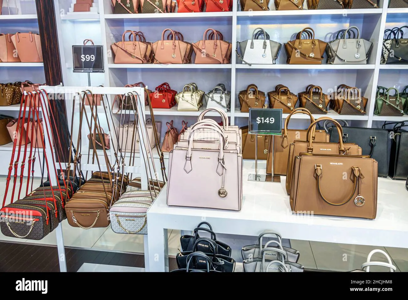 orlando-florida-orlando-vineland-premium-outlets-outlet-factory-store-fashion-mall-shopping-michael-kors-womens-accessories-inside-interior-display-s-2hcjhm8 Các cửa hàng Michael Kors Outlet luôn thu hút khách hàng bởi sự đa dạng mẫu mã và mức giá hấp dẫn