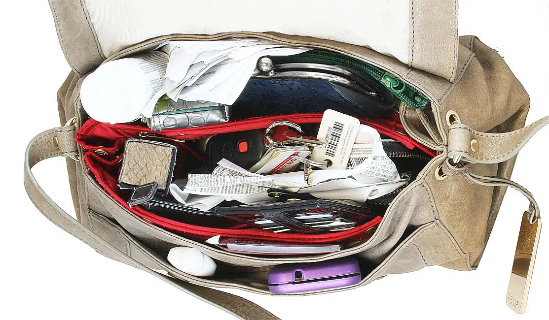 overstuffed-purse Đựng quá nhiều vật dụng nặng là nguyên nhân hàng đầu khiến móc cài bị biến dạng và lỏng lẻo