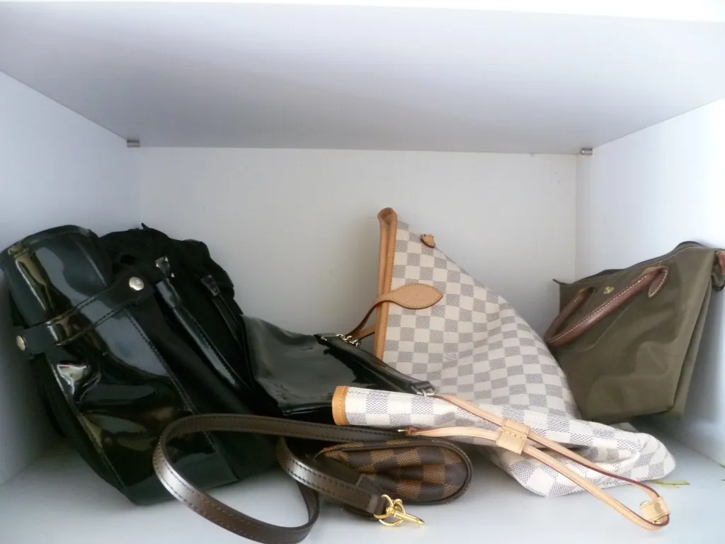 Kỹ thuật nhồi giấy chuyên dụng để định hình lại form dáng cho túi MK Tote