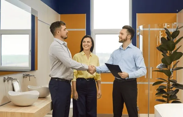 positive-couple-shakes-hands-salesman-600nw-2628403985 Thái độ văn minh và lịch sự là chìa khóa mở ra những thỏa thuận giá tốt nhất