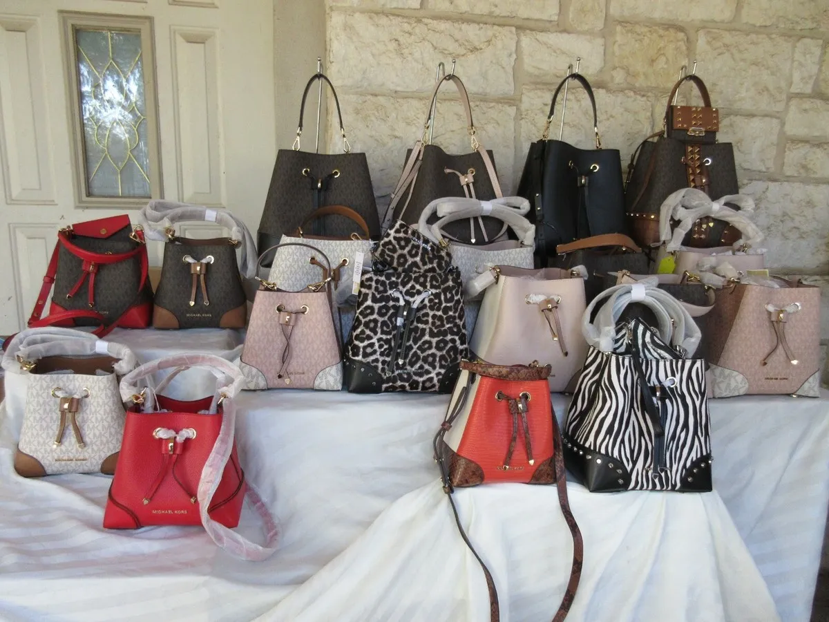 Túi xách Michael Kors Mercer Gallery  Biểu tượng của sự sang trọng và tiện dụng trong thế giới thời trang hiện đại