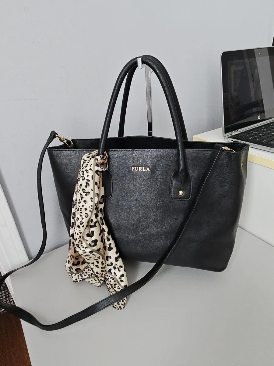 Kỹ thuật thuộc da tinh xảo của Furla giúp tối ưu hóa trọng lượng sản phẩm