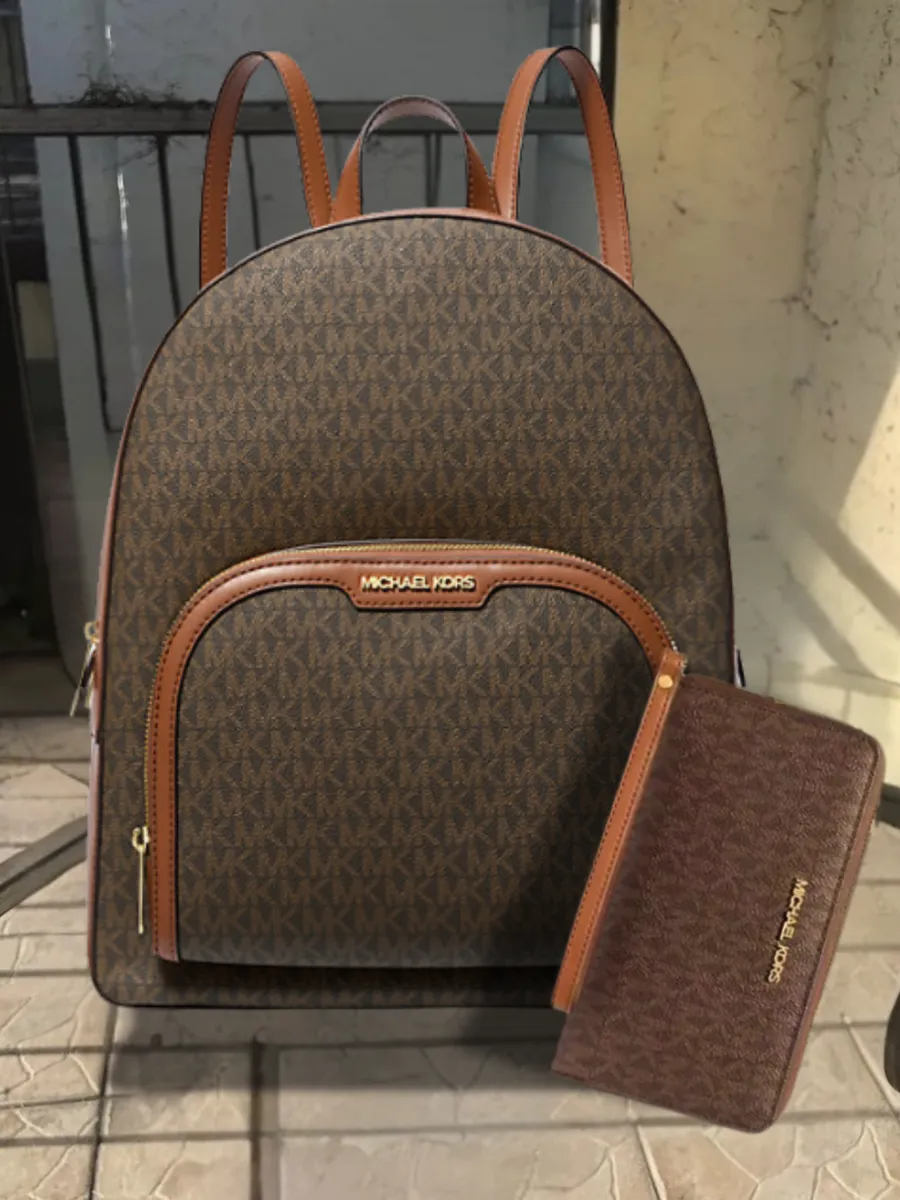 Gợi ý phối đồ đẳng cấp cùng túi MK Jaycee Backpack Ombre