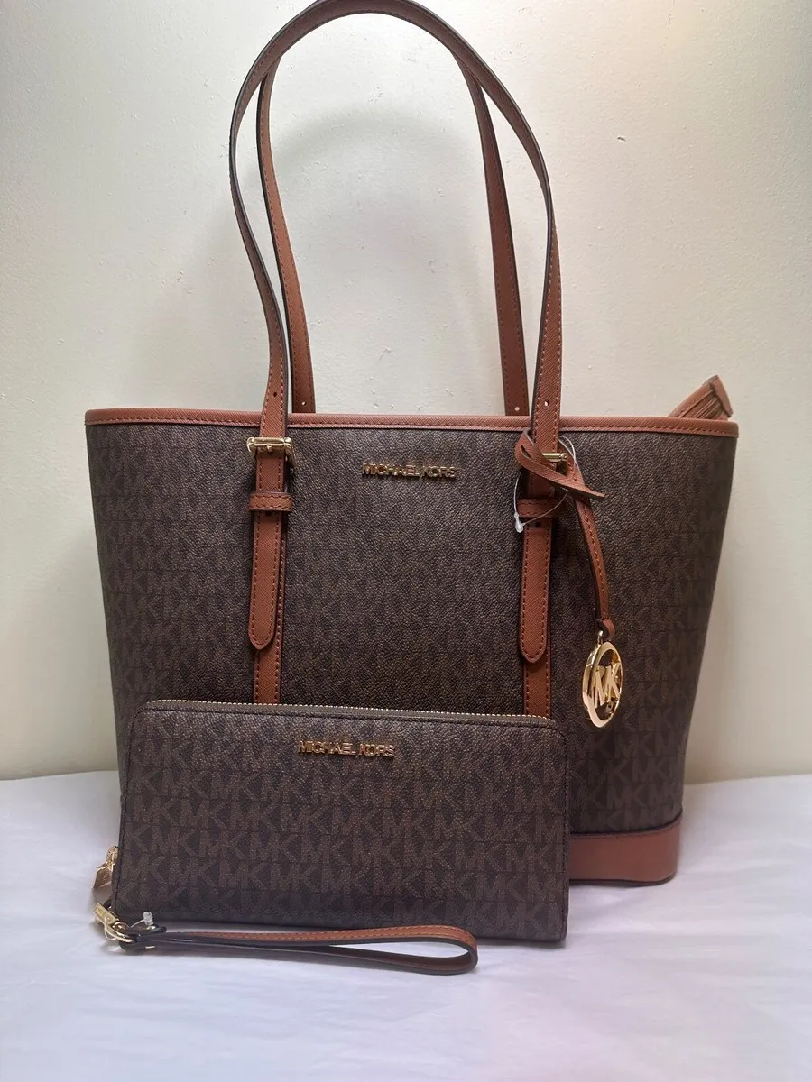 Màu sắc khóa kéo thay đổi linh hoạt theo từng bộ sưu tập thời trang của Michael Kors