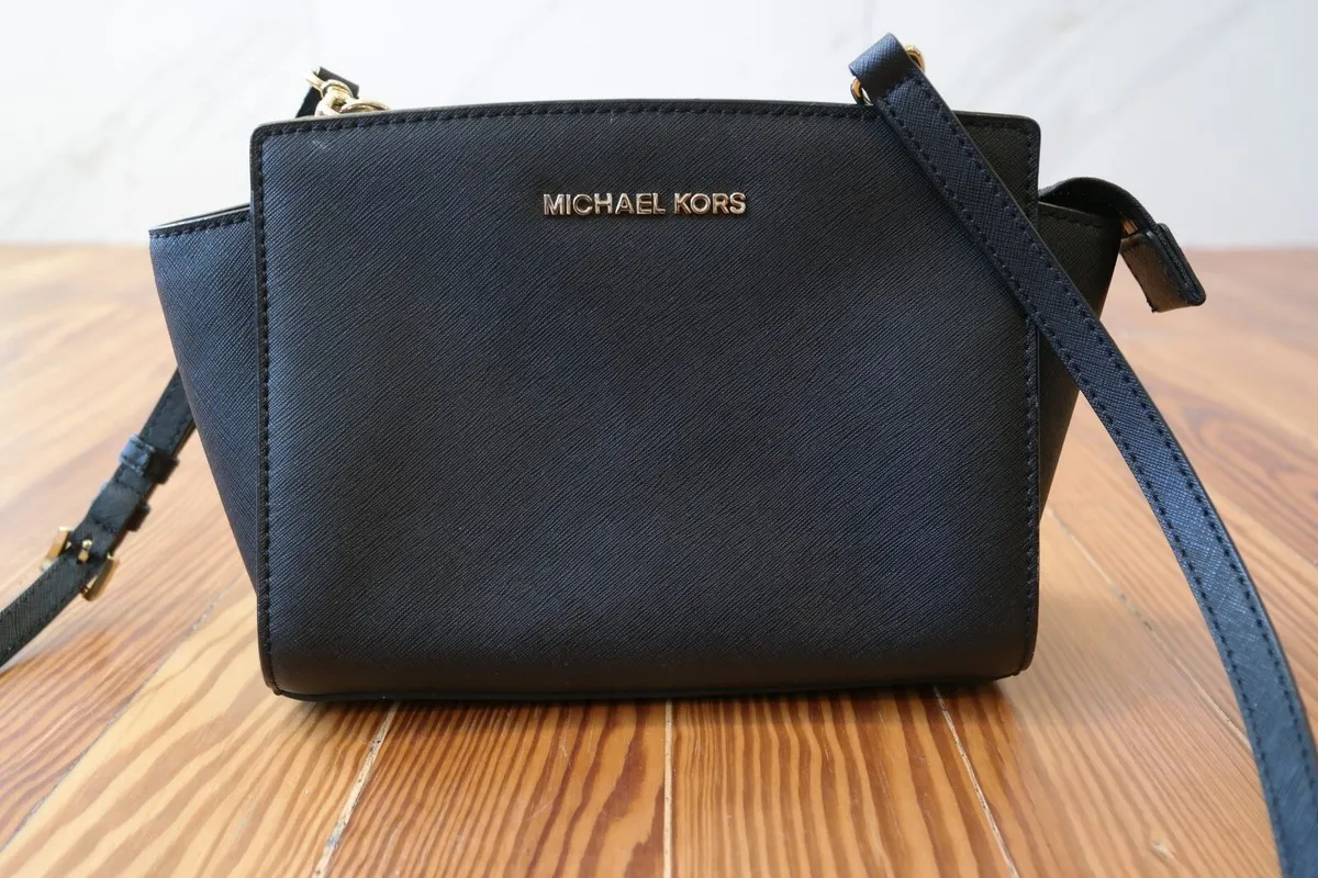 Sự đồng nhất về màu sắc và độ bóng trên mép sơn của dòng túi Michael Kors Saffiano nổi tiếng