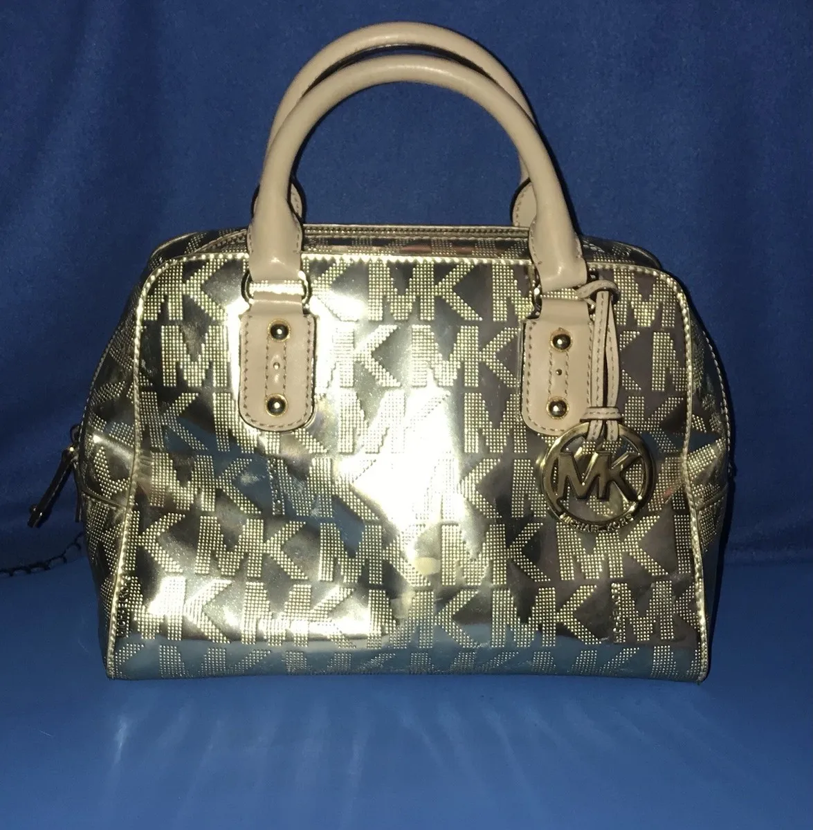 s-l1200-5 Khóa kim loại sáng bóng là điểm nhấn quan trọng tạo nên giá trị của túi xách Michael Kors