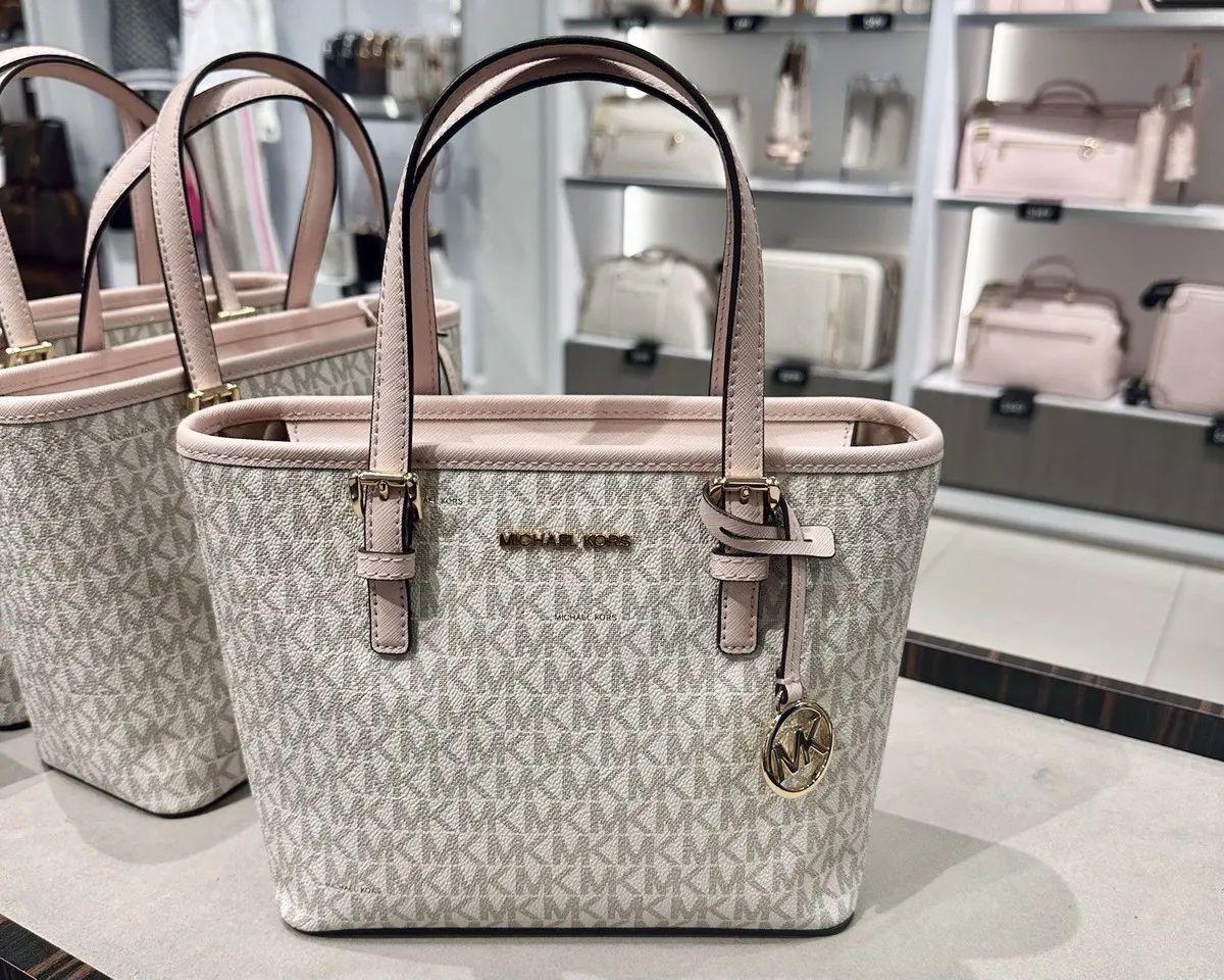 Mẫu túi Michael Kors Jet Set Travel phổ biến thường thấy tại các cửa hàng miễn thuế