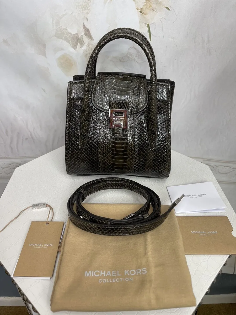 Các dòng túi xách Michael Kors size mini luôn thu hút bởi vẻ ngoài tinh tế và sang trọng