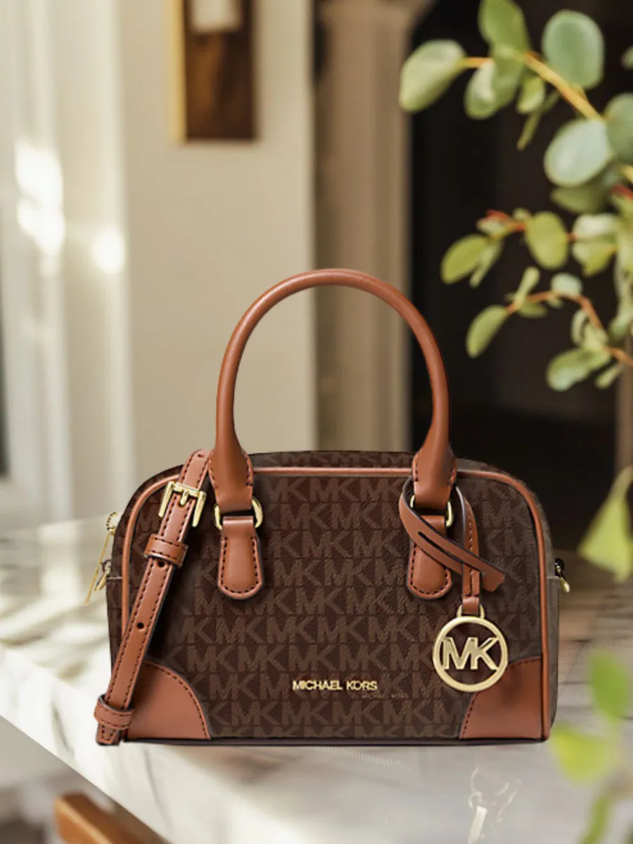 s-l1200-69 Cận cảnh logo MK mạ vàng sáng bóng đặc trưng của Michael Kors