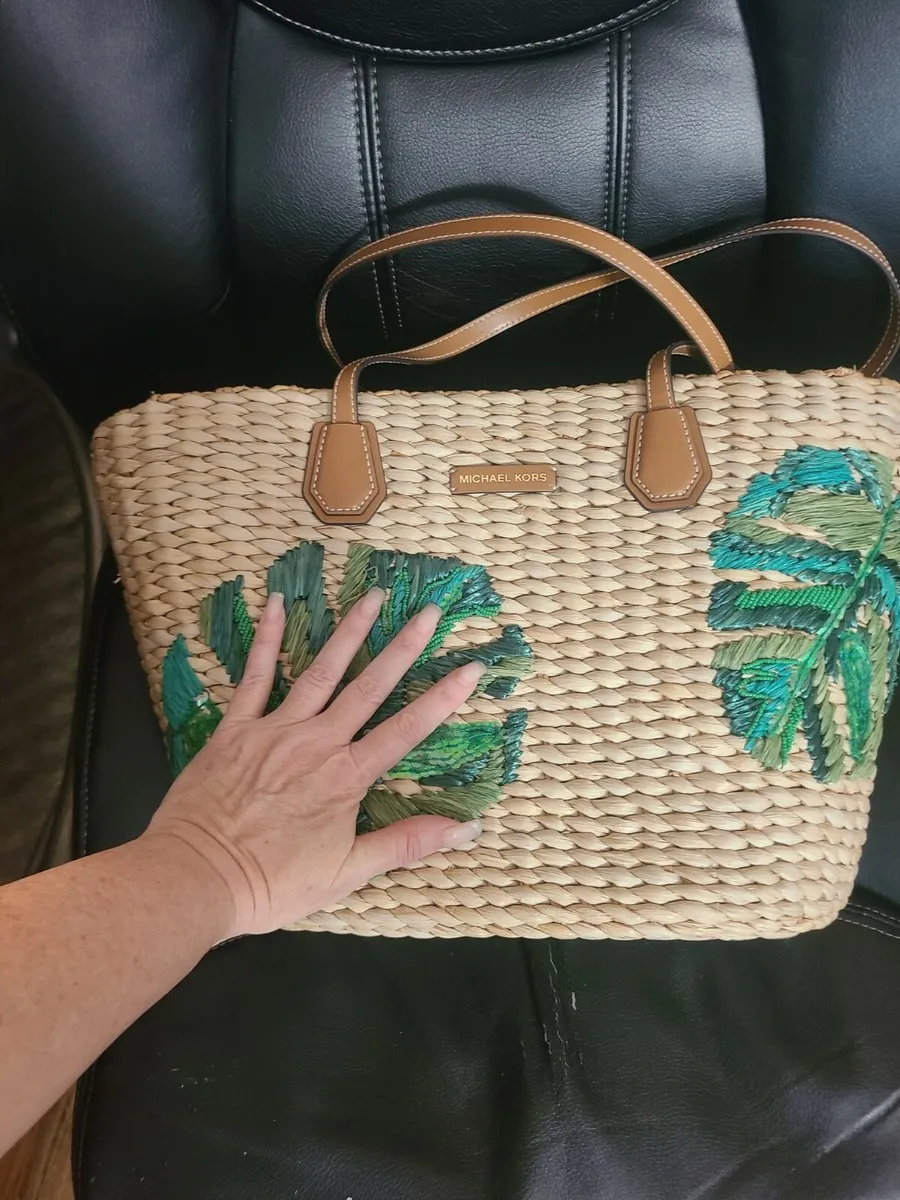 Bộ sưu tập túi xách Michael Kors bằng rơm đan mang đậm hơi thở mùa hè sang trọng
