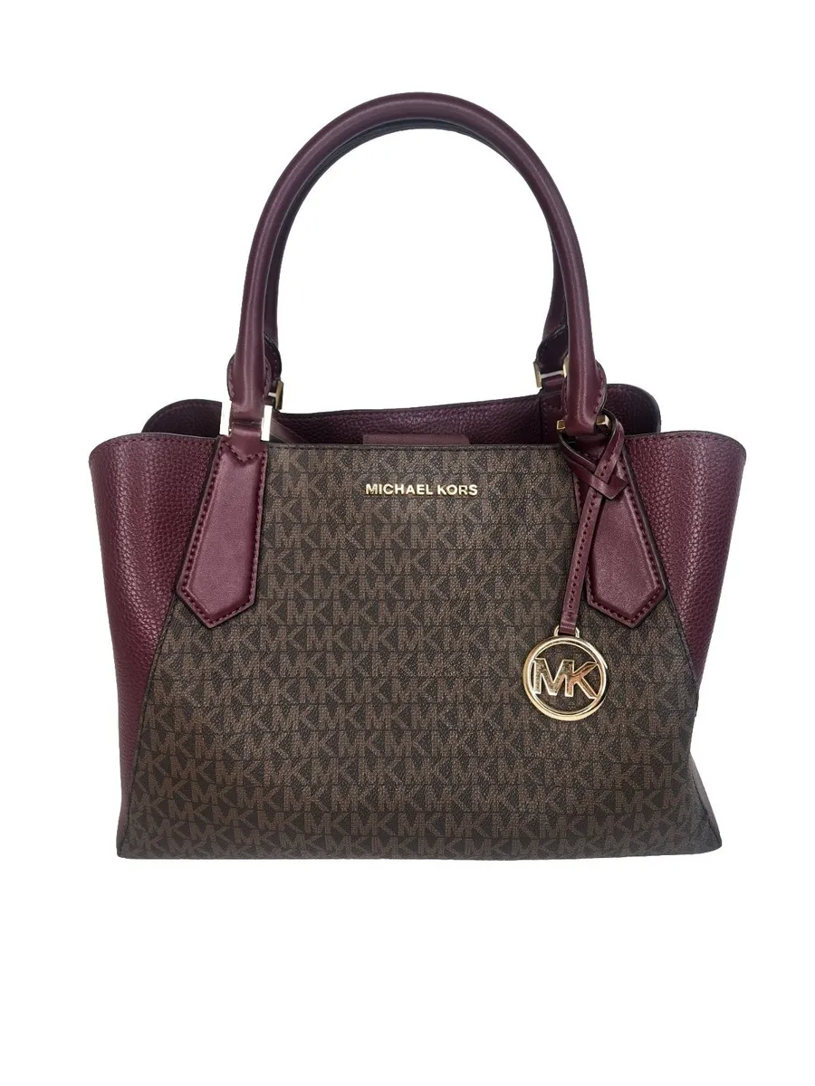 Sự kết hợp tinh tế giữa chất liệu da cao cấp và vải canvas đặc trưng trên các dòng túi Michael Kors