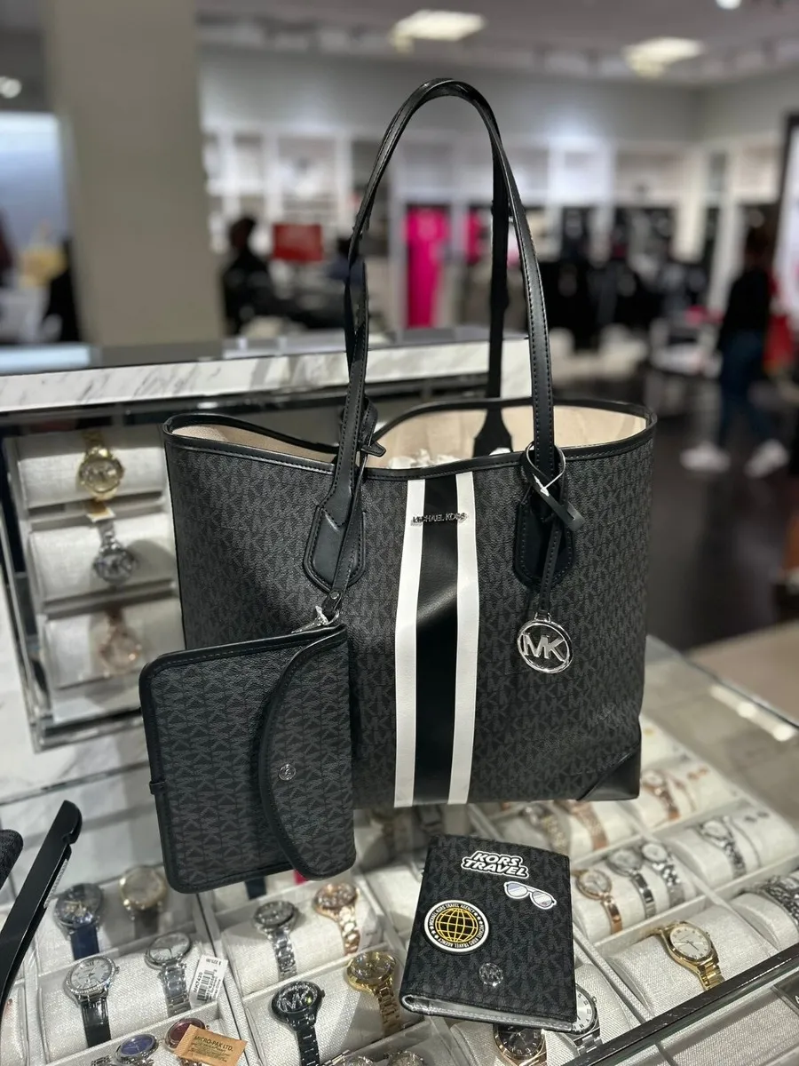 Túi xách Michael Kors là người bạn đồng hành sang trọng và tiện lợi trong các chuyến bay