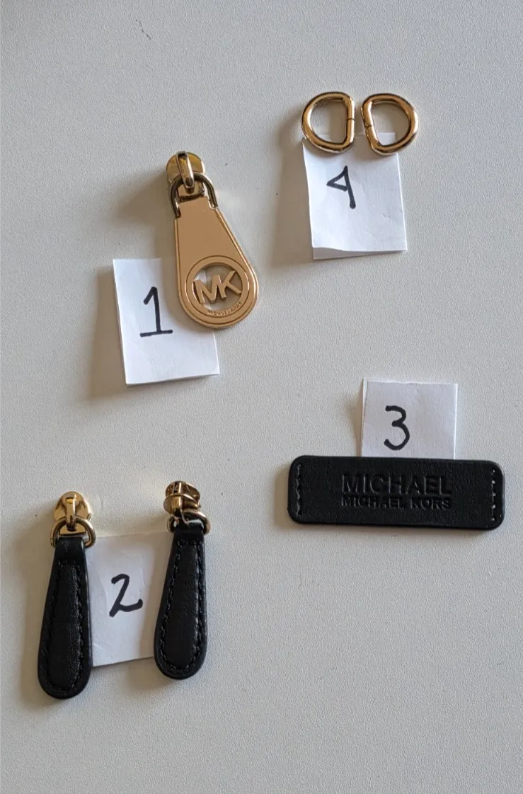 Chi tiết đầu khóa zip mạ vàng cao cấp với logo MK được chạm khắc sắc nét thể hiện đẳng cấp thương hiệu