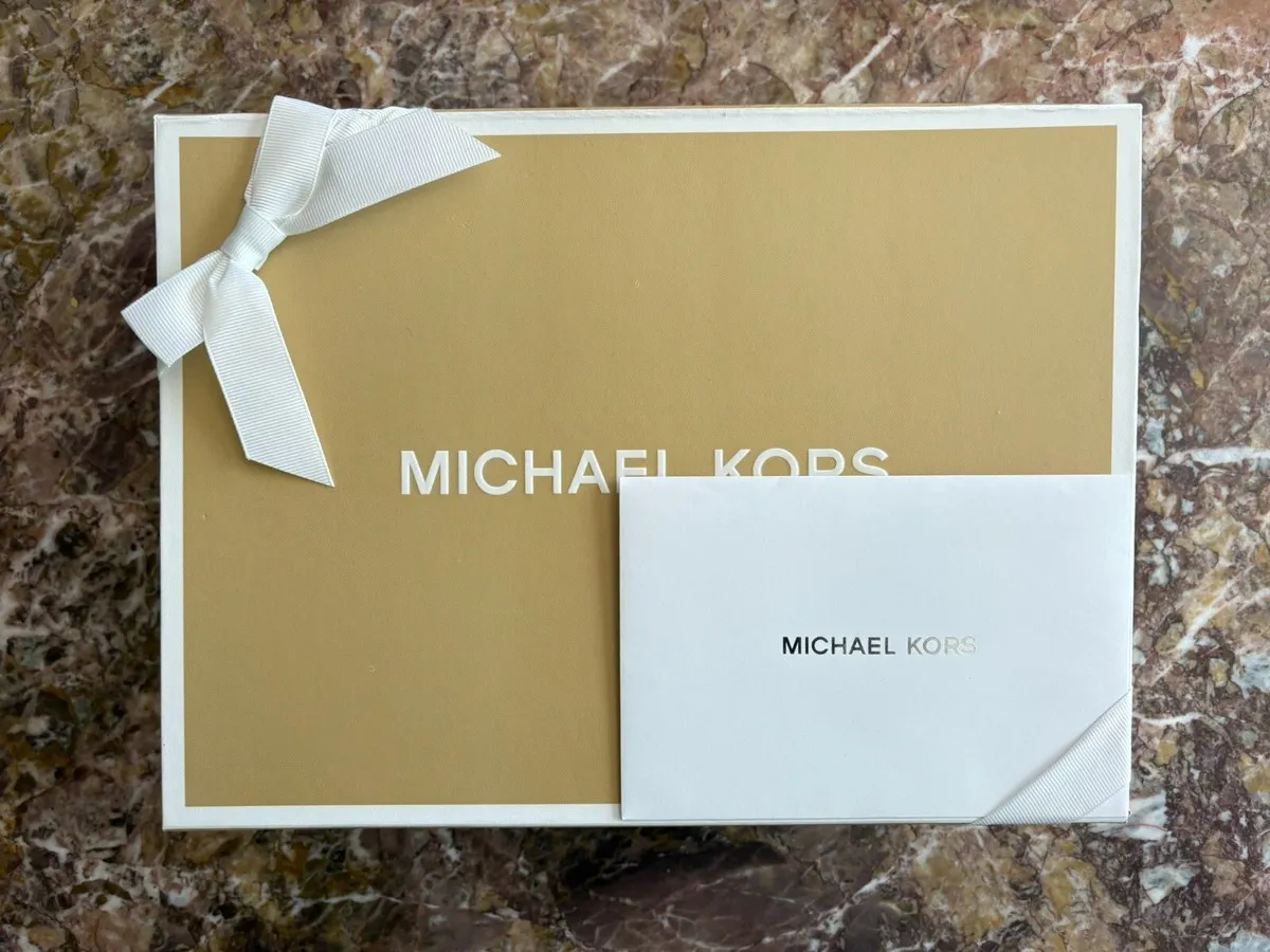 Túi xách Michael Kors là lựa chọn quà tặng sang trọng hàng đầu hiện nay