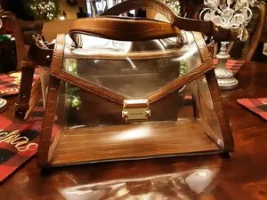 Túi Michael Kors bọc nilon trong suốt cần được vệ sinh đúng cách để duy trì vẻ đẹp sang trọng