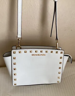 Chi tiết đinh kim loại sang trọng dưới đáy túi Michael Kors cần được bảo vệ cẩn thận