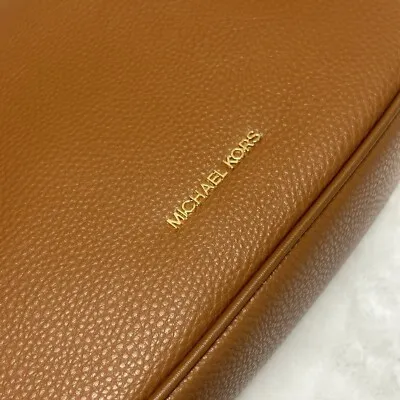 Cận cảnh chất liệu da và phụ kiện kim loại tinh xảo của túi Michael Kors