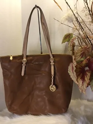 Tình trạng túi MK Tote bị mất form và xuất hiện các nếp gấp gây mất thẩm mỹ