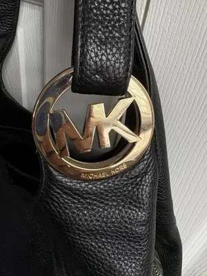 Logo MK kim loại bắt sáng tạo nên khả năng nhận diện thương hiệu tuyệt vời