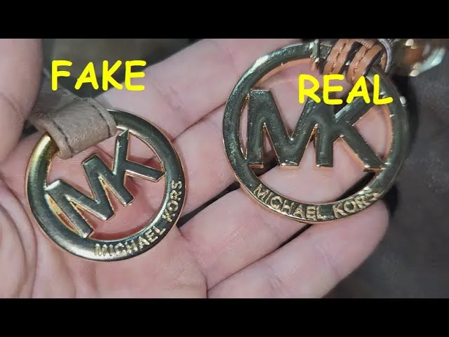 Sự khác biệt rõ rệt giữa logo kim loại của túi Michael Kors thật trái và giả phải