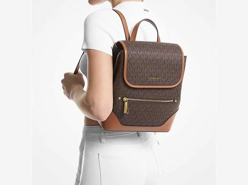 Balo Michael Kors là phụ kiện thời trang không thể thiếu của sinh viên hiện đại
