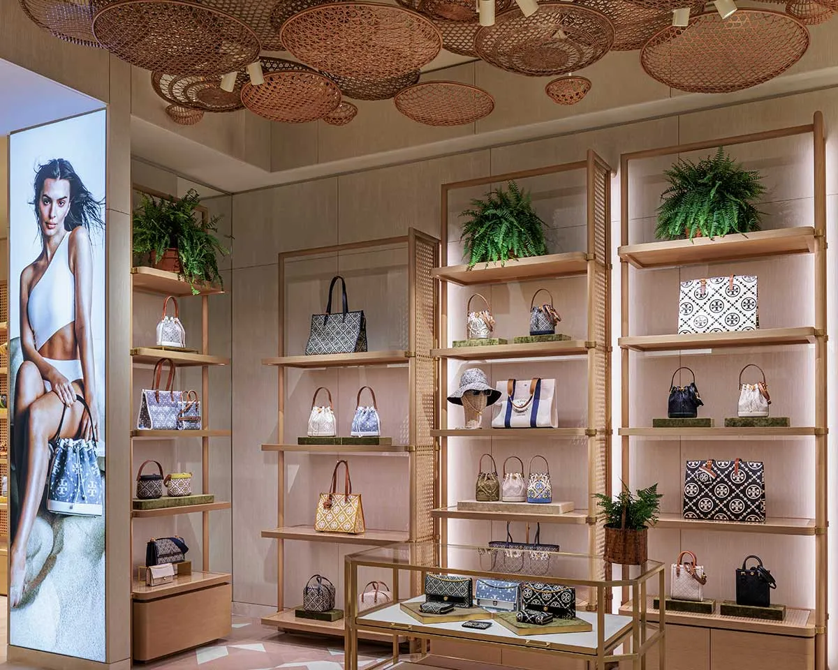 toryburchbags Tory Burch duy trì hình ảnh thương hiệu sang trọng và chọn lọc hơn so với đối thủ