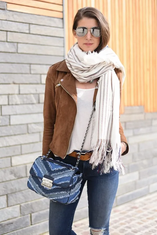 Phong cách năng động và cá tính khi kết hợp túi MK màu da bò với trang phục denim
