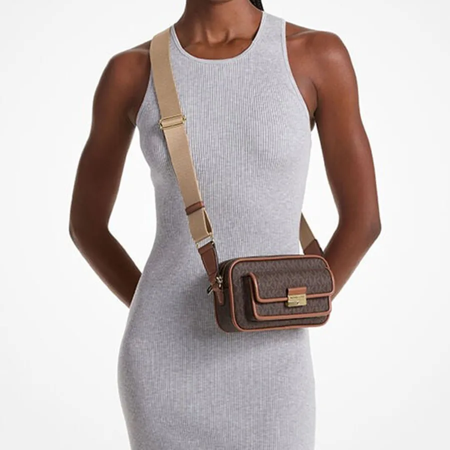 tui-deo-cheo-nu-michael-kors-mk-bradshaw-extra-small-metallic-signature-logo-camera-crossbody-bag-35r5g2bc0b-mau-nau-den-67cab057e5329-07032025153743 Túi MK kẹp nách là lựa chọn hoàn hảo để nâng tầm phong cách cho người dáng quả lê