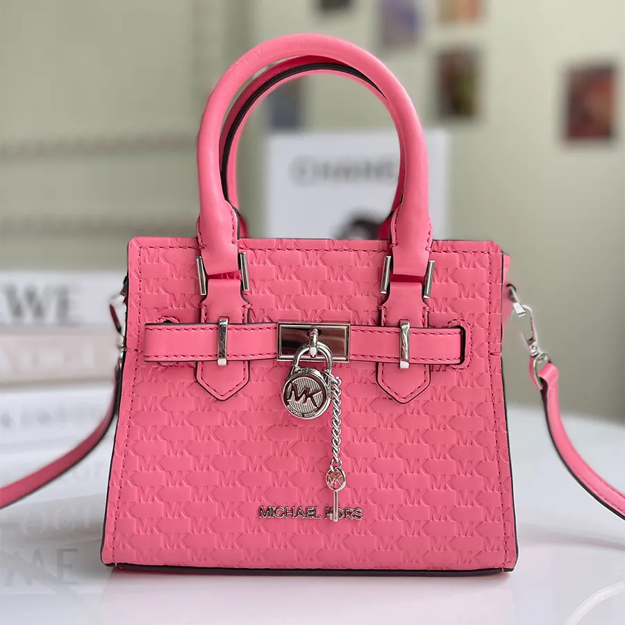 tui-deo-cheo-nu-michael-kors-mk-hamilton-mini-satchel-crossbody-luggage-tea-rose-mau-hong-dam-6493c0fca06b3-22062023103316 Túi Michael Kors mini là phụ kiện hoàn hảo giúp quý cô tỏa sáng trong các buổi tiệc cưới