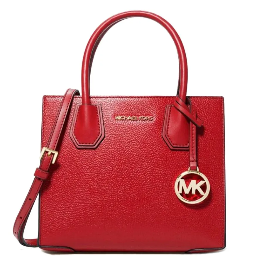 tui-xach-michael-kors-flame-red-leather-cross-body-bag-mau-do-62a828485d419-14062022131848 Màu sắc túi tươi sáng giúp thu hút sự chú ý vào phần thân trên
