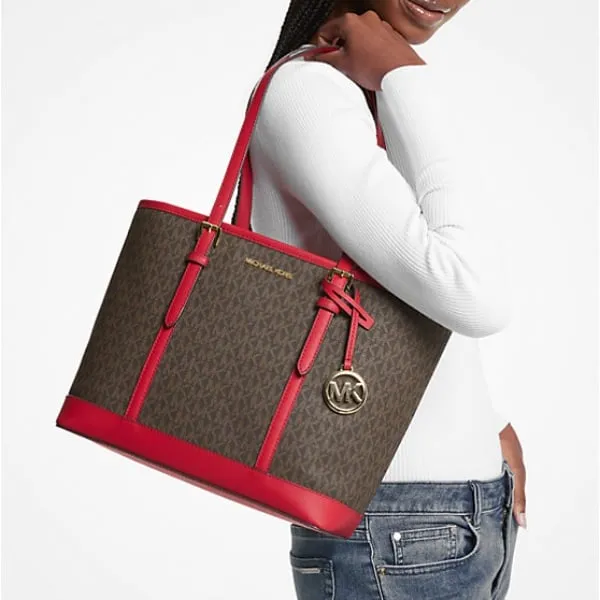 tui-xach-michael-kors-jet-set-travel-small__10__e1a6cc923d474af69a9a54c9a9b8fdfe Sự kết hợp hoàn hảo giữa trang phục đen và túi MK màu đỏ tạo nên sức hút khó cưỡng