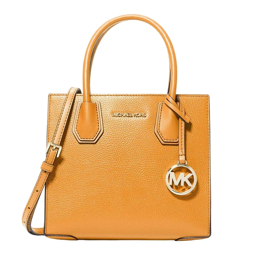 tui-xach-michael-kors-mercer-pebbled-leather-marigold-messenger-bag-honeycomb-35s1gm9m2l-mau-vang-nghe-63ae9f96b8707-30122022152142 Màu sắc kim loại là lựa chọn hàng đầu cho các buổi dạ hội xa hoa