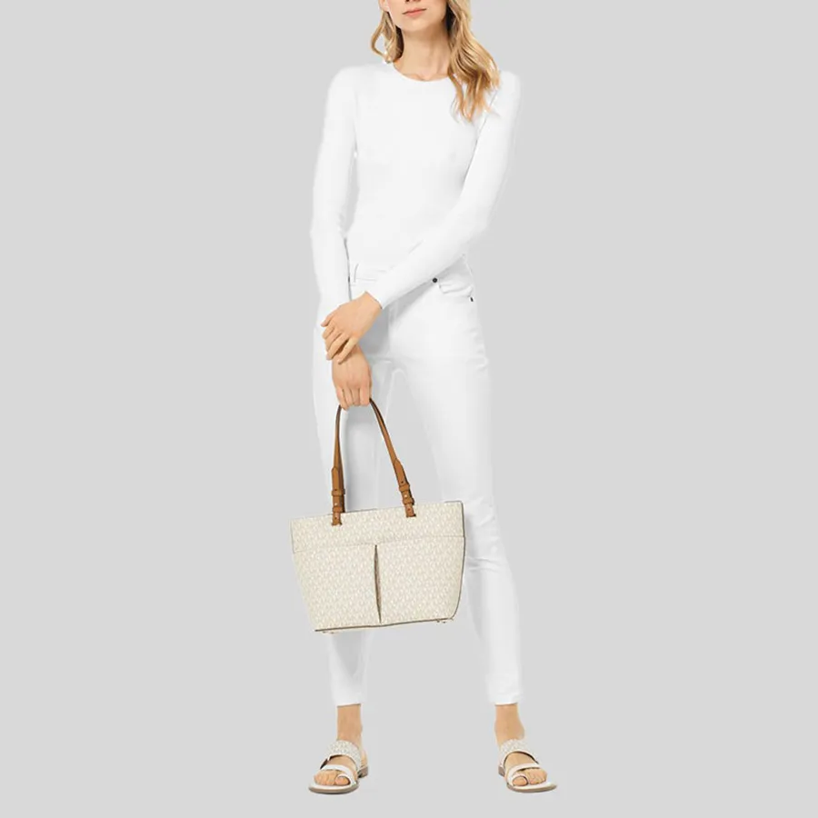 tui-xach-michael-kors-mk-bedford-medium-logo-tote-bag-mau-trang-64c0850e41651-26072023092934 Túi tote MK là phụ kiện không thể thiếu cho những set đồ maxi đi biển