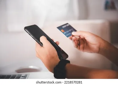 woman-hands-holding-credit-card-260nw-2218570281 Chuẩn bị sẵn phương thức thanh toán quốc tế giúp bạn hoàn tất giao dịch nhanh chóng trong giờ cao điểm