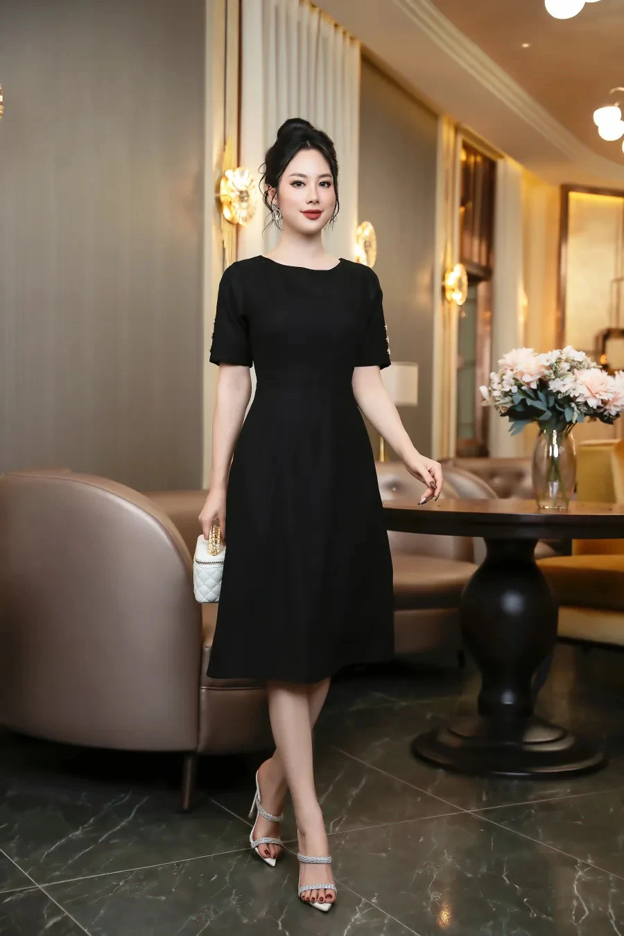 x4hqdbrtf4e5osscwdsvjqbzt6uptfxx2phbxkeq Túi MK mini màu ánh kim là phụ kiện không thể thiếu cho những buổi tiệc tối sang trọng
